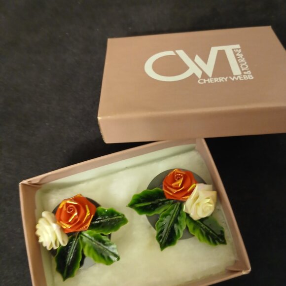 Holiday Floral Earrings - Picture 1 of 4